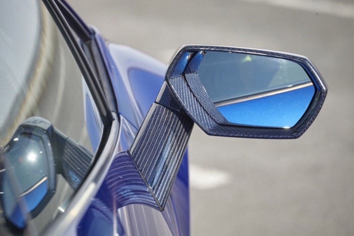 Lamborghini Huracan LP610-4 / exteriér: barevné carbon díly – černé a modré vlákno (exterior: color carbon components – black and blue fiber)