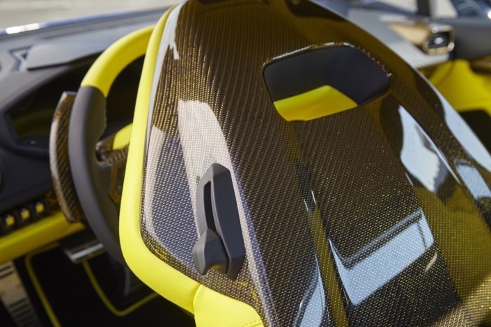 Lamborghini Huracan LP610-4 / interiér: barevné carbon díly – černé a zlaté vlákno (interior: color carbon components – black and gold fiber)