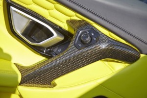 Lamborghini Huracan LP610-4 / interiér: barevné carbon díly – černé a zlaté vlákno (interior: color carbon components – black and gold fiber)