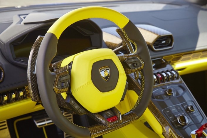 Lamborghini Huracan LP610-4 / interiér: barevné carbon díly – černé a zlaté vlákno (interior: color carbon components – black and gold fiber)