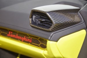 Lamborghini Huracan LP610-4 / interiér: barevné carbon díly – černé a zlaté vlákno (interior: color carbon components – black and gold fiber)