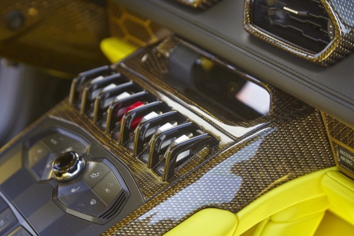 Lamborghini Huracan LP610-4 / interiér: barevné carbon díly – černé a zlaté vlákno (interior: color carbon components – black and gold fiber)