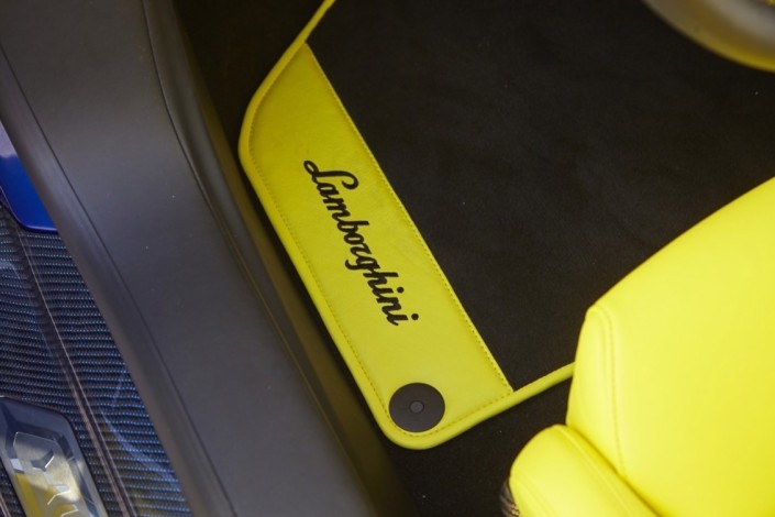 Lamborghini Huracan LP610-4 / čalounění interieru – kůže a alcantara (leather and alcantara interior)