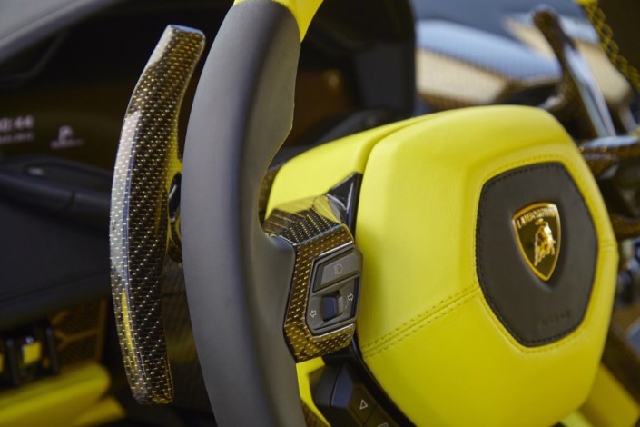 Lamborghini Huracan LP610-4 / interiér: barevné carbon díly – černé a zlaté vlákno (interior: color carbon components – black and gold fiber)